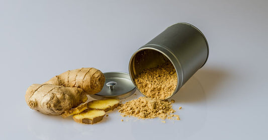 Ein Glasgefäß mit Glucomannan-Pulver und ein Messlöffel auf einem hellen Holztisch – Glucomannan zur Gewichtsabnahme als natürlicher Ballaststoff.