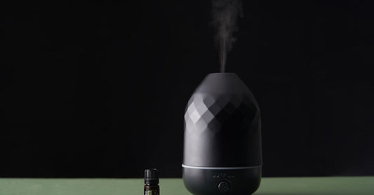 Moderner Ultraschall-Diffuser für ätherische Öle in einem stilvollen Wohnzimmer, beste ätherischer Öl Diffuser 2026