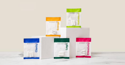Brain Supplements for Studying – Stapel verschiedener Nootropika-Kapseln auf weißem Hintergrund