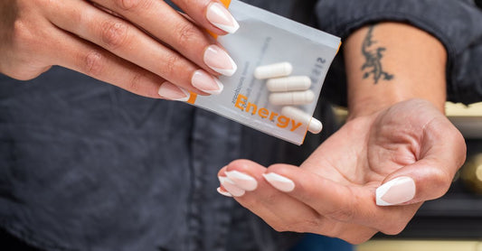 Zubehör Buying Guide: Verschiedene Vitamin-Accessoires wie Pillendosen und Organizer auf einem Tisch