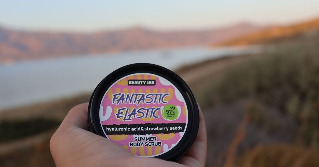 Scrubs Buying Guide: Zuckerpeeling in einem Glas auf einem Handtuch