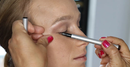 Schwarzer Eyeliner-Stift auf Marmor-Untergrund, Eyeliner Buying Guide