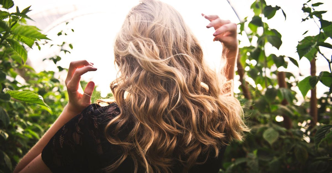 Curling Wands Buying Guide: Hochwertiger Keramik-Lockenstab auf einem Styling-Tisch, bereit für perfekte Locken