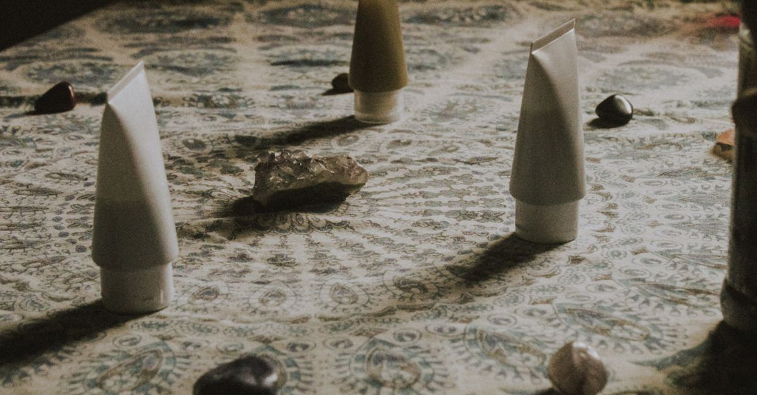 Verschiedene Salbentuben nebeneinander auf einer hellen Fläche, die besten Salben 2026.