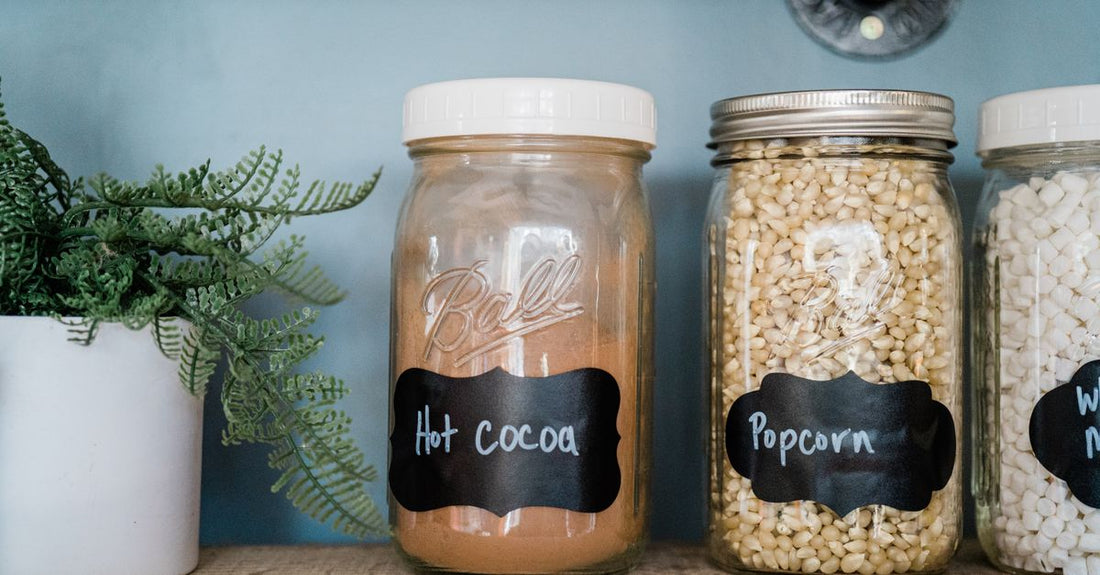Ein Glas mit Spirulina-Pulver und ein Fläschchen mit Spirulina-Tabletten nebeneinander auf einem Holztisch – Spirulina-Tabletten vs. Pulver im Vergleich.