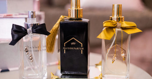 Eau de Parfum Buying Guide: Drei elegante Parfumflakons auf einem geometrischen Marmortablett arrangiert, mit Noten von Zitrus und Holz im Hintergrund.