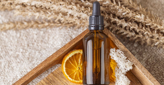 Bestes Vitamin C Serum 2026 auf einer Marmorplatte