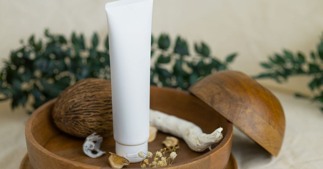 Rezeptfreie yeast infection cream over the counter – eine Tube Antipilz-Creme auf einem weißen Tisch