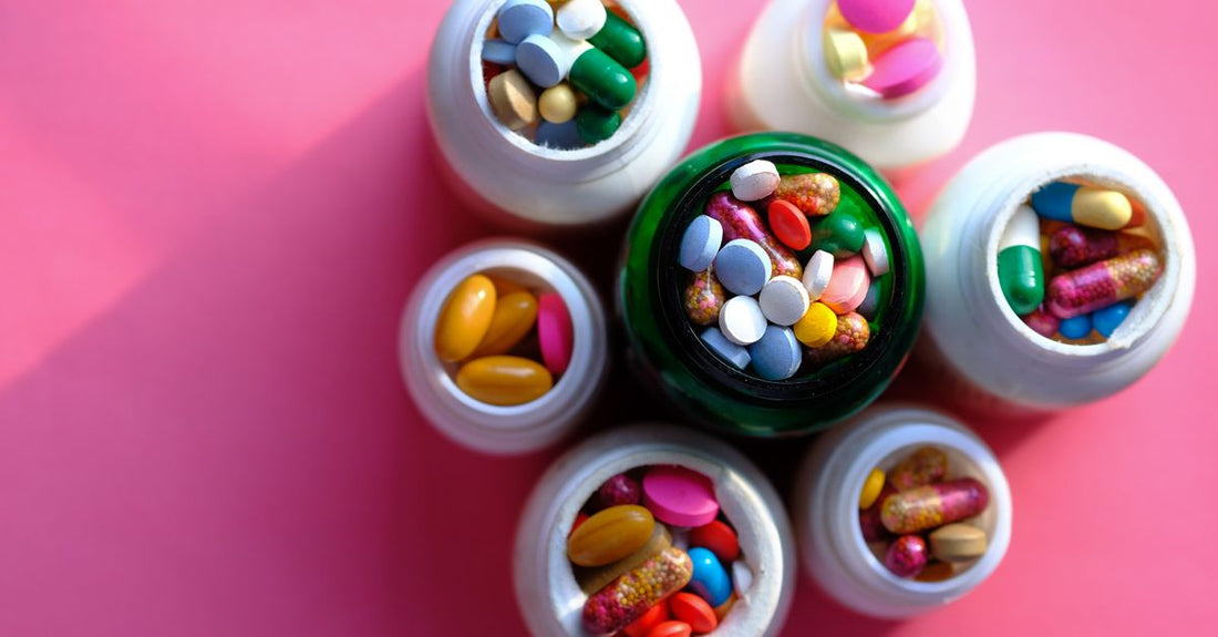 Eine Flasche mit Multivitamin-Tabletten für Männer über 40, die Energie und Immunsystem unterstützen.