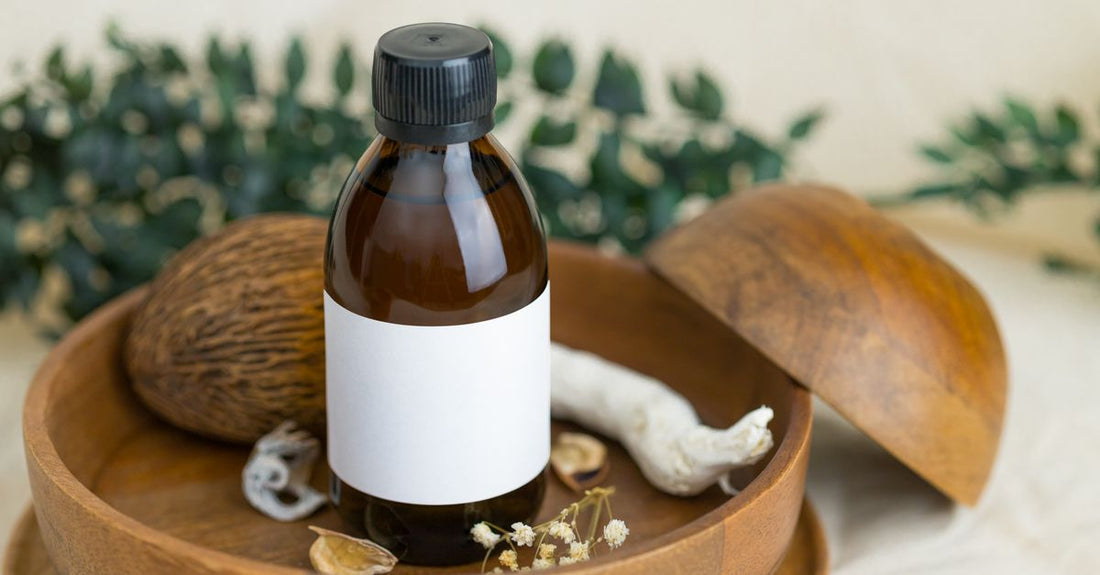 Flasche mit reinem Eukalyptusöl auf einem Holztisch – natürliches Mittel bei Verstopfung.
