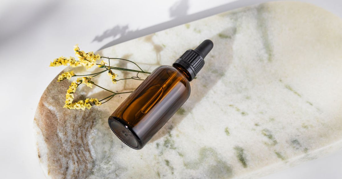 Haaröl für Wachstum und Dicke Best: Flasche mit nährendem Haaröl auf Marmoroberfläche