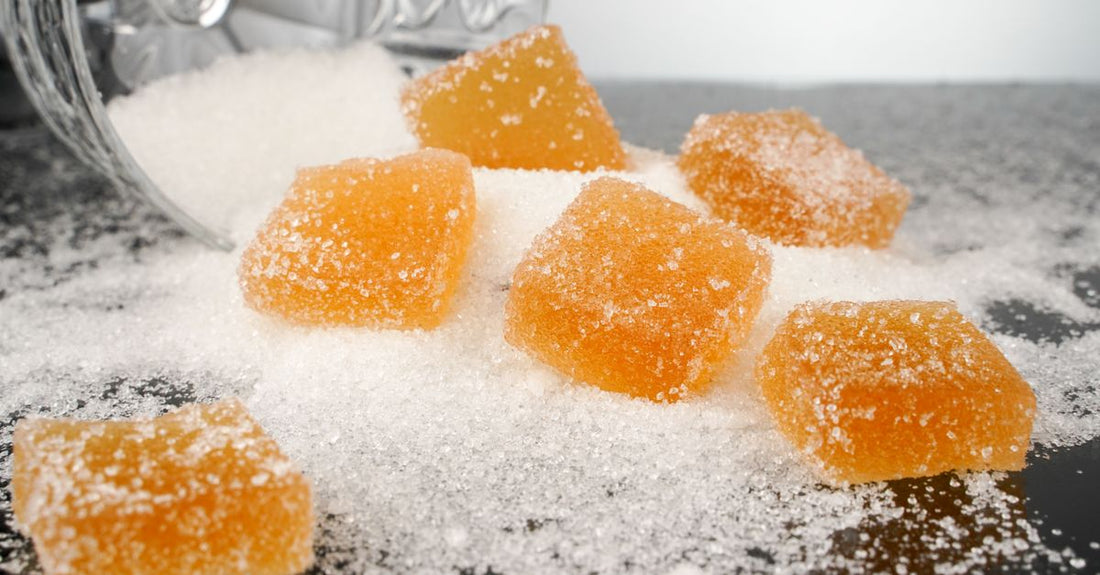 Best Schlaf & Entspannung 2026: Magnesium-Gummis und Lavendelöl auf einem Holztisch für eine entspannende Abendroutine