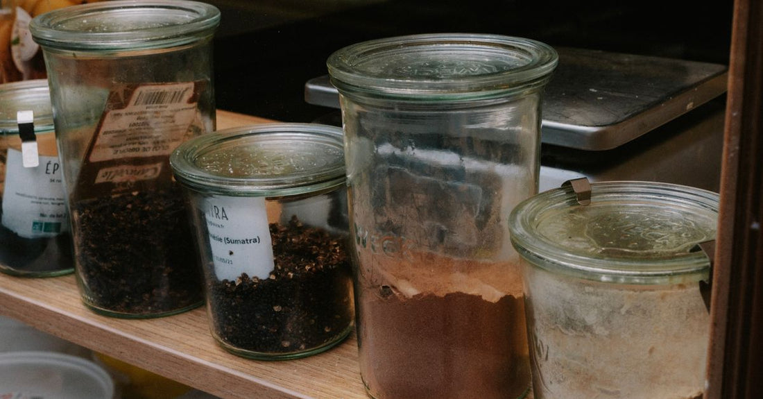 Glass jars for storage best: verschiedene hochwertige Glasbehälter zur Aufbewahrung von Vitaminen und Kräutern in einer modernen Küche