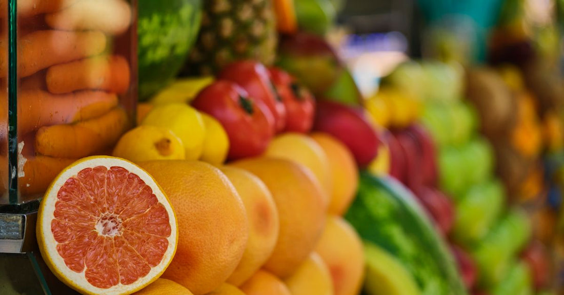 Vitamin D3 & K2 Kombipräparate Kapseln auf einem weißen Tisch, Nahaufnahme