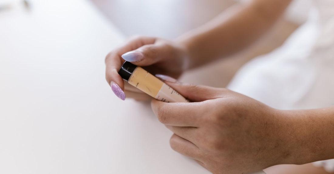 Kortison-Behandlungen Buying Guide: Tube mit kortisonhaltiger Creme auf einer Badezimmerablage