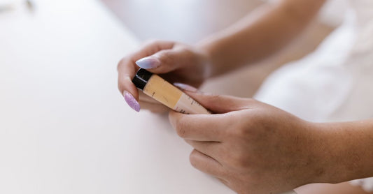 Kortison-Behandlungen Buying Guide: Tube mit kortisonhaltiger Creme auf einer Badezimmerablage