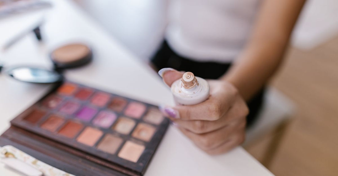Acrylpulver und Liquid Flasche auf einem Tisch für Nageldesign – how to choose acrylic powders & liquids