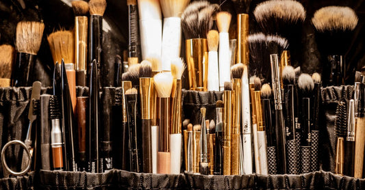 Beste Kosmetiktaschen 2026 – elegante Kosmetiktasche mit verschiedenen Make-up-Produkten auf Marmor