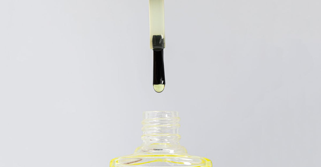 Beste Augentropfen & trockene Augen 2026: Flasche mit klinisch geprüften Augentropfen auf neutralem Hintergrund