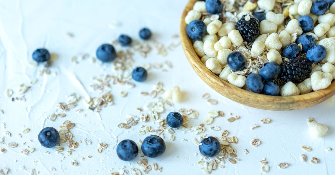 Glutenfreie gesunde Snacks in einer Schale aus natürlichen Zutaten wie Nüssen, Früchten und Reiswaffeln