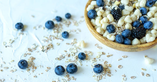 Glutenfreie gesunde Snacks in einer Schale aus natürlichen Zutaten wie Nüssen, Früchten und Reiswaffeln