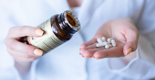 Biotin Nahrungsergänzungsmittel Flasche auf hellem Hintergrund für Haarwachstum