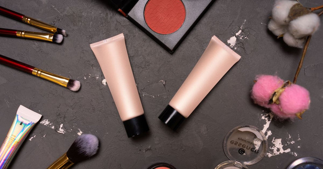 Hämorrhoiden-Creme beste Linderung: Eine Tube medizinische Creme auf neutralem Hintergrund.
