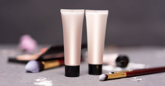 Eine Tube Anti-Pilz-Creme gegen Jock Juckreiz auf weißem Hintergrund