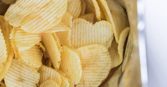 Chips & Snacks Buying Guide: Auswahl gesunder Protein-Chips und Snacks in einer Schale