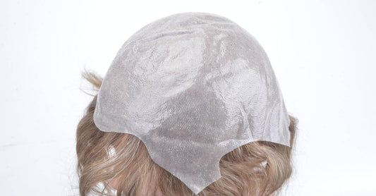 Nahaufnahme einer Perückenkappe mit Spitzenfront, die die feine Netzstruktur und die handgeknüpften Haare zeigt, relevant für den Wigs Buying Guide.