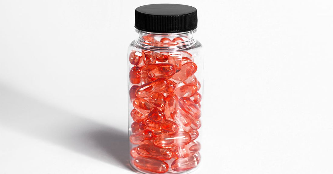 Flasche mit Cranberry-Supplement-Kapseln auf hellem Hintergrund, ideal zur Cranberry-Supplement zur Blasenentzündungs-Prävention