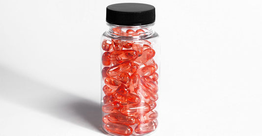 Flasche mit Cranberry-Supplement-Kapseln auf hellem Hintergrund, ideal zur Cranberry-Supplement zur Blasenentzündungs-Prävention