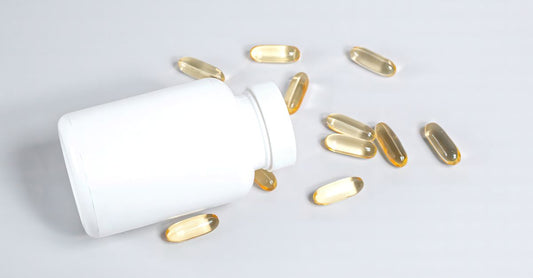 Nahrungsergänzungsflasche mit Glucosamin-Chondroitin-Kapseln auf hellem Hintergrund