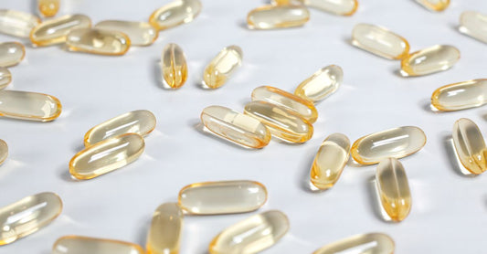 Nahaufnahme von Omega-3-Kapseln und Safranextrakt-Fläschchen – mood support supplements for depression im Studio-Licht