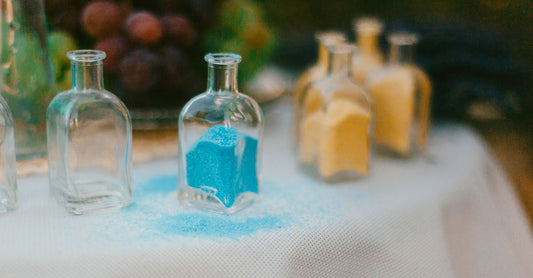 Ein Glasgefäß mit weißem Körperpuder und einem Puderquast, passend zum Thema how to choose dusting powders