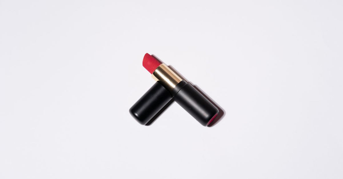 Drei matte Lippenstifte in verschiedenen Farbtönen auf einem weißen Hintergrund, die für langanhaltende Deckkraft und Komfort bekannt sind.
