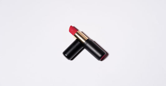 Drei matte Lippenstifte in verschiedenen Farbtönen auf einem weißen Hintergrund, die für langanhaltende Deckkraft und Komfort bekannt sind.