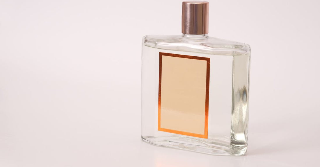 Eine luxuriöse Cologne-Flasche für Männer auf Marmor, beste Herrendüfte 2026