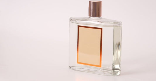 Eine luxuriöse Cologne-Flasche für Männer auf Marmor, beste Herrendüfte 2026