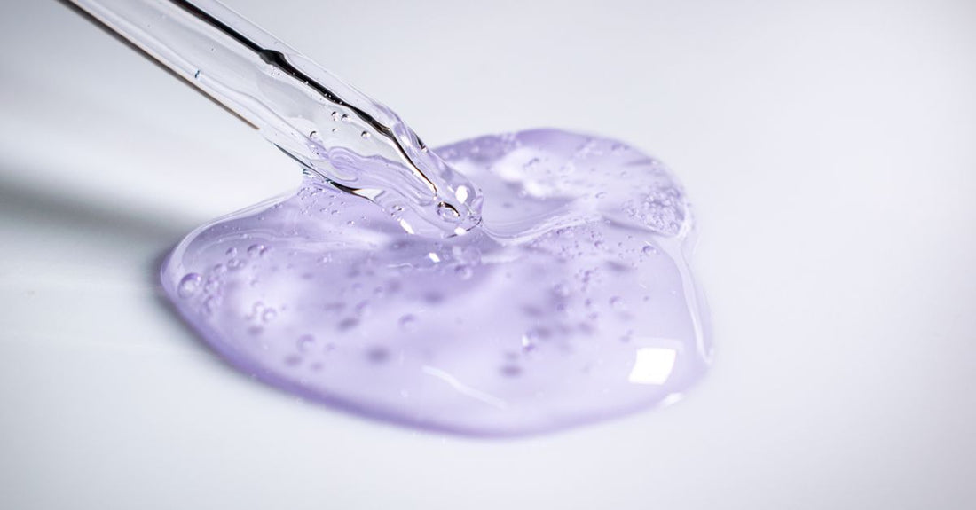 Transparente Gel-Flaschen auf einem hellen Hintergrund, perfekt für den Gele Buying Guide 2026