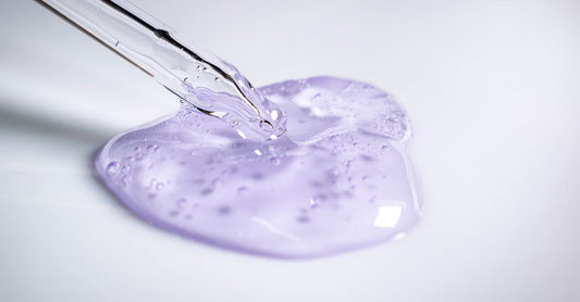 Transparente Gel-Flaschen auf einem hellen Hintergrund, perfekt für den Gele Buying Guide 2026