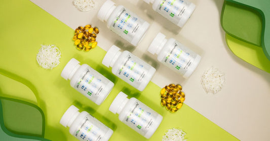 Zwei Supplement-Flaschen mit L-Citrullin und L-Arginin Kapseln auf einem weißen Hintergrund, die den Vergleich l-citrullin vs l-arginin veranschaulichen