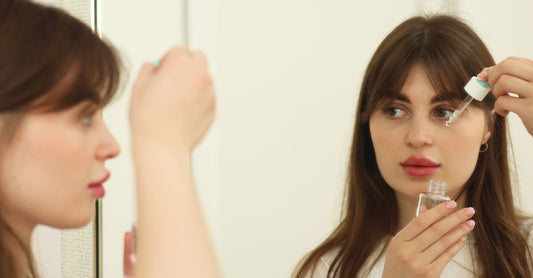How to choose earwax removal: Ohrentropfen-Flasche auf weißem Hintergrund, die sichere Ohrenreinigung symbolisiert.