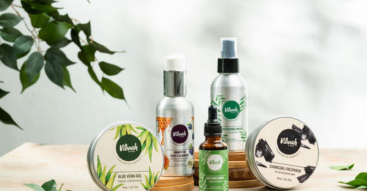 Eine Flasche Aloe Vera Saft für die Darmgesundheit auf einer natürlichen Oberfläche