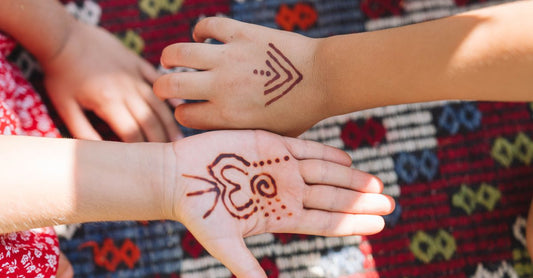 Bunte temporäre Tattoos für Kinder sicher auf einem Blatt angeordnet