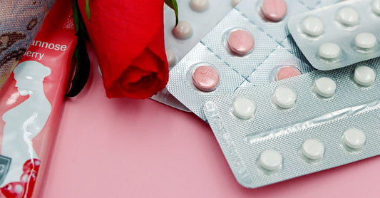 Eine Packung der besten Intimtücher 2026, pH-ausgeglichen und biologisch abbaubar, auf einem hellen Hintergrund.