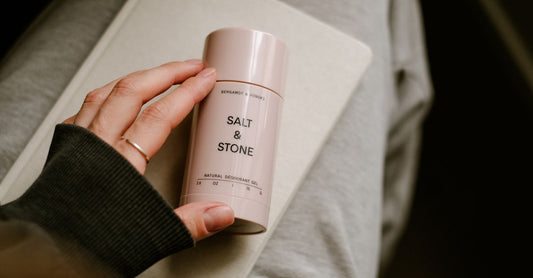 Best Antiperspirant Deodorant 2026: Ein Deo-Stick auf hellem Hintergrund, der für Frische und zuverlässigen Schweißschutz steht.