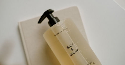 Verschiedene Body Washes Flaschen auf einer Marmoroberfläche für den Body Washes Buying Guide 2026