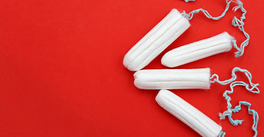 Tampons Buying Guide: Verschiedene Bio-Baumwolltampons mit und ohne Applikator übersichtlich aufgereiht.