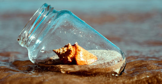 Ein Glas mit frischem Sea Moss Gel auf einem Badezimmerregal, das die Sea Moss Gel Benefits for Skin symbolisiert.